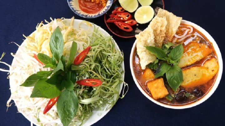 Bát bún bò Huế chay thanh đạm đầy màu sắc