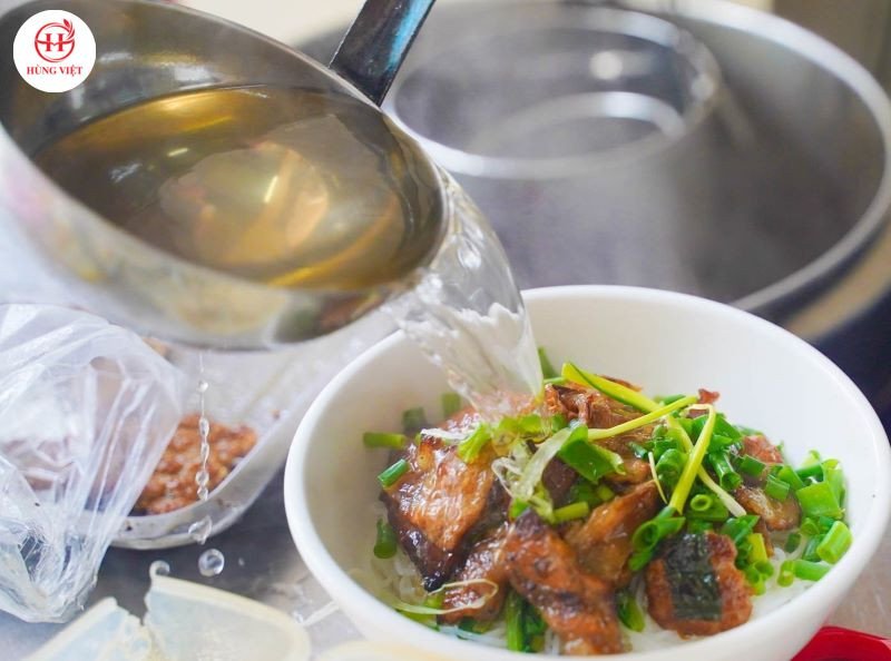 Bát bún chả chan hoàn chỉnh với nước dùng chuẩn vị truyền thống