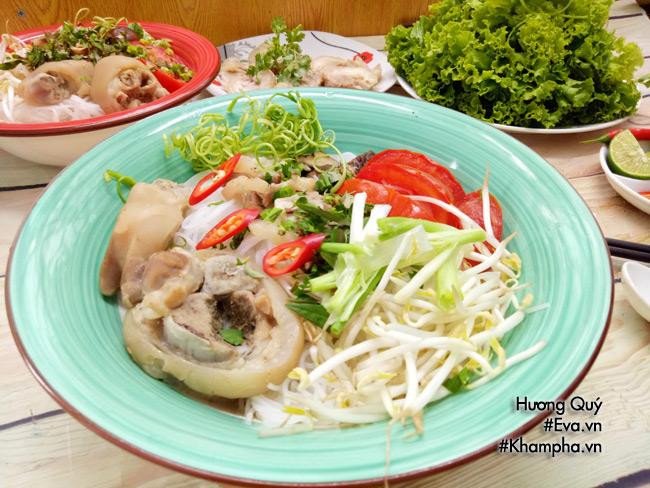 Bát bún giò heo cà chua hấp dẫn, sẵn sàng để thưởng thức