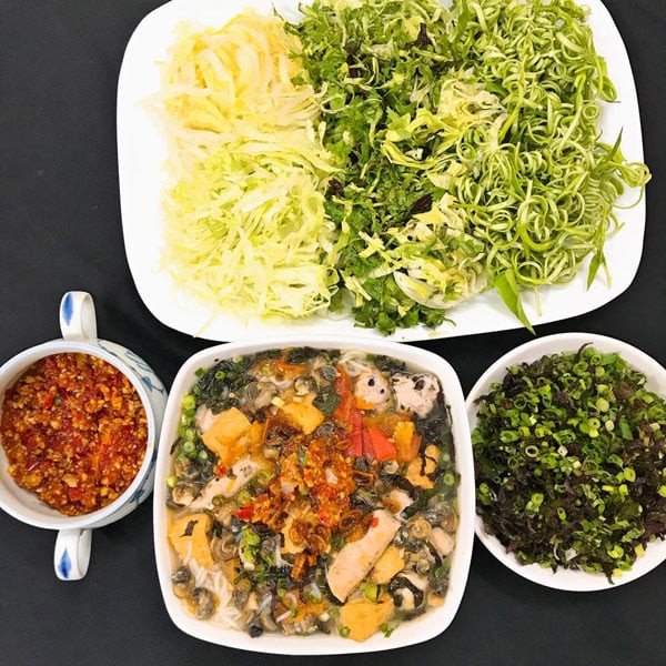 Bát bún ốc đầy đủ topping và rau sống