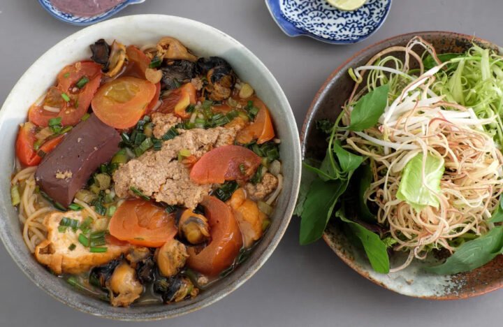 Bát bún riêu cua đầy đủ thơm ngon, phân tích 1 bát bún riêu đầy đủ bao nhiêu calo