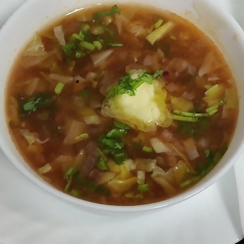 Bát canh bắp cải cà chua xay nóng hổi, hấp dẫn