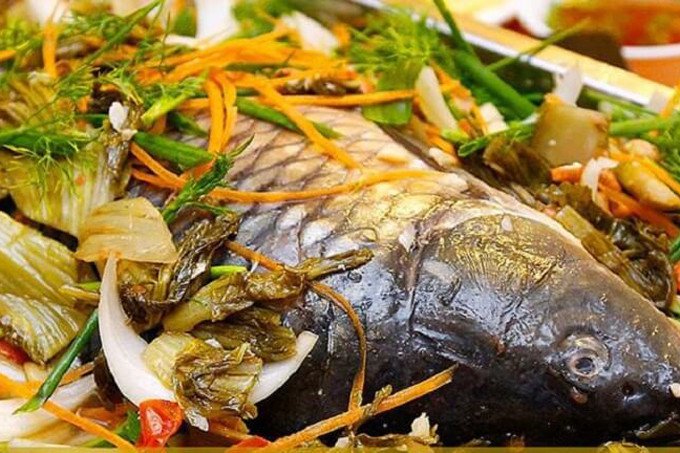 Bát canh cá dưa chua miền Bắc hoàn chỉnh với cá chiên vàng, dưa cải muối chua và cà chua