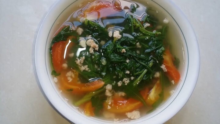 Bát canh cải cúc chay cà chua nóng hổi, thơm ngon