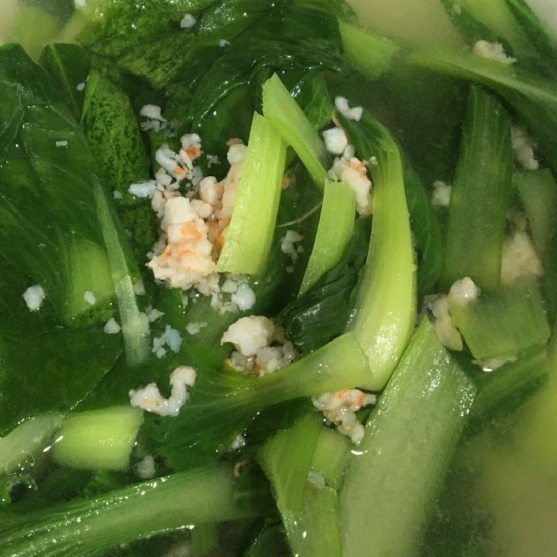 Bát canh cải thìa nấu tôm tươi thành phẩm với màu xanh của rau và màu hồng của tôm