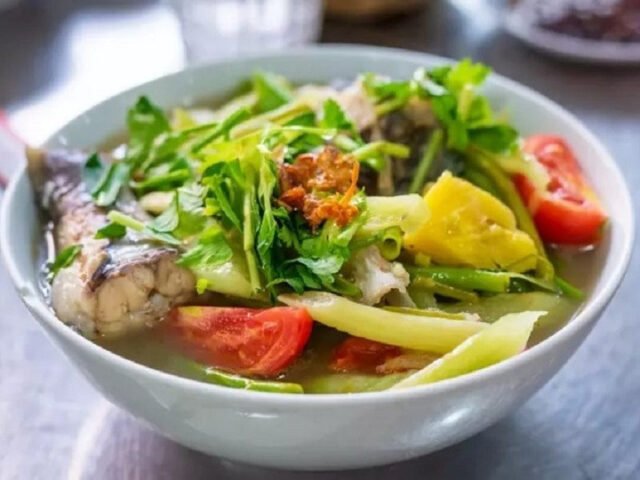Bát canh chua cá và dọc mùng nóng hổi hấp dẫn