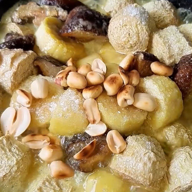 Bát canh chuối xanh lá lốt với nấm sau khi nấu xong