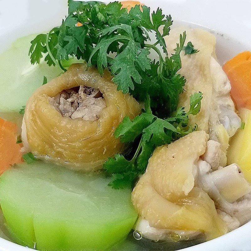 Bát canh khoai tây rau củ thịt gà nóng hổi