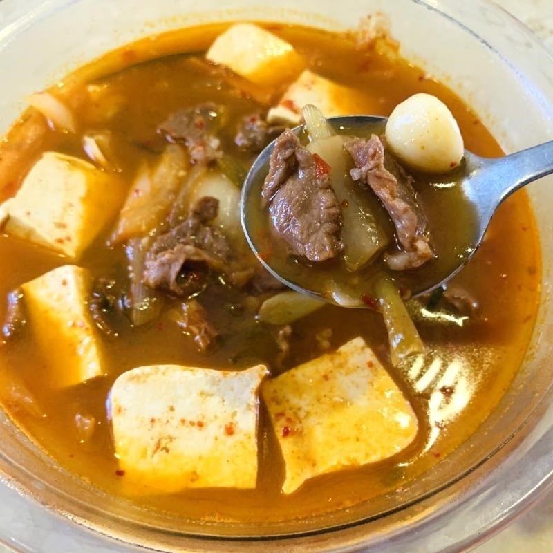 Bát canh kim chi thịt bò nóng hổi đậm đà hương vị Hàn Quốc
