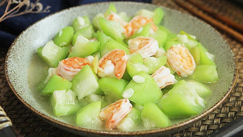 Bát canh mướp và tôm, minh họa món ăn giúp giảm cân hiệu quả.