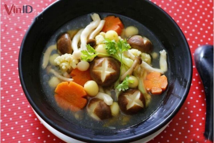 Bát canh nấm thập cẩm chay với nước dùng trong veo, hương vị thanh đạm