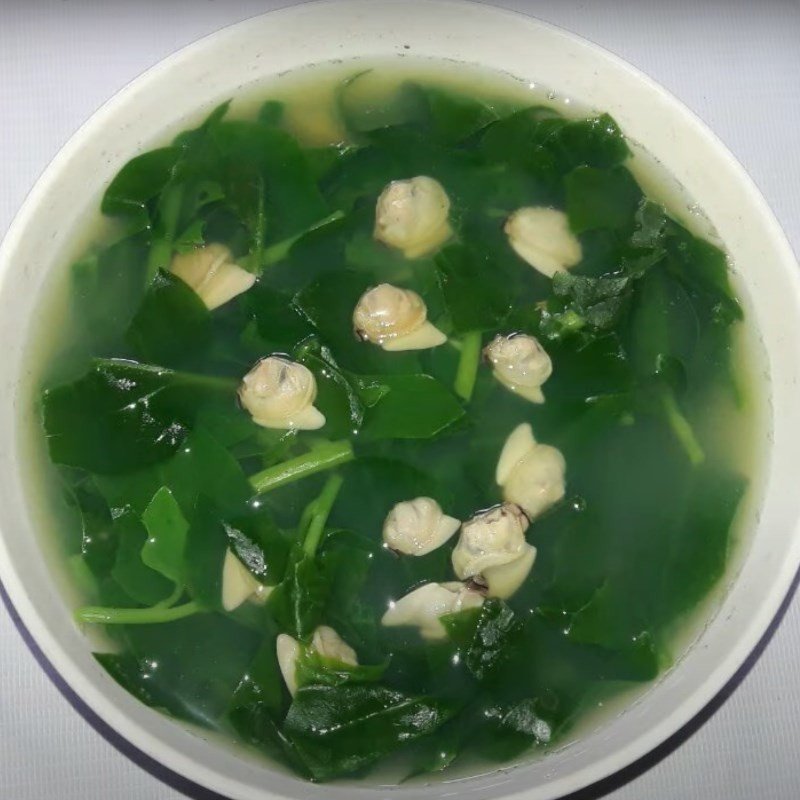 Bát canh ngao mồng tơi thành phẩm nóng hổi