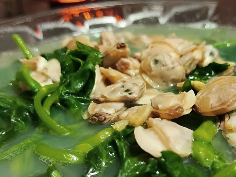 Bát canh ngao mùng tơi rau đay giải nhiệt, đầy đủ dưỡng chất