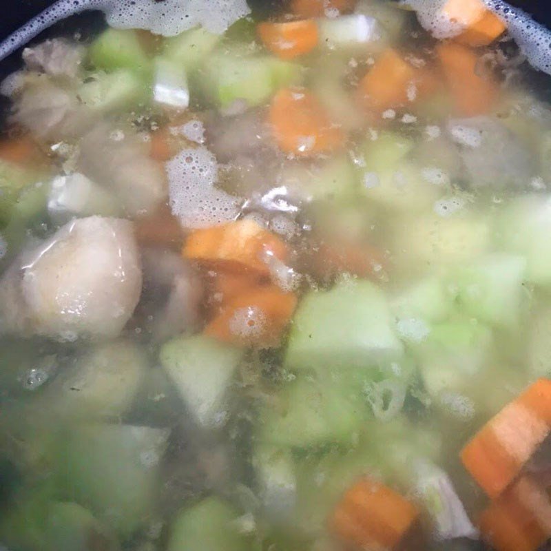 Bát canh rau củ hầm xương nóng hổi, thanh mát, được trang trí hành lá