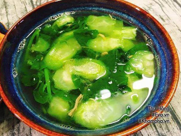 Bát canh rau mồng tơi nấu mướp dân dã