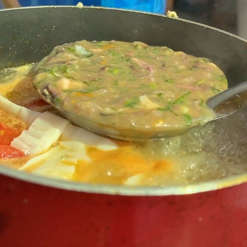 Bát canh rươi khế chua nóng hổi đã hoàn thành