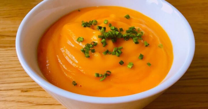 Bát canh súp cà rốt thanh đạm, chứa ít calo, phù hợp cho người ăn kiêng