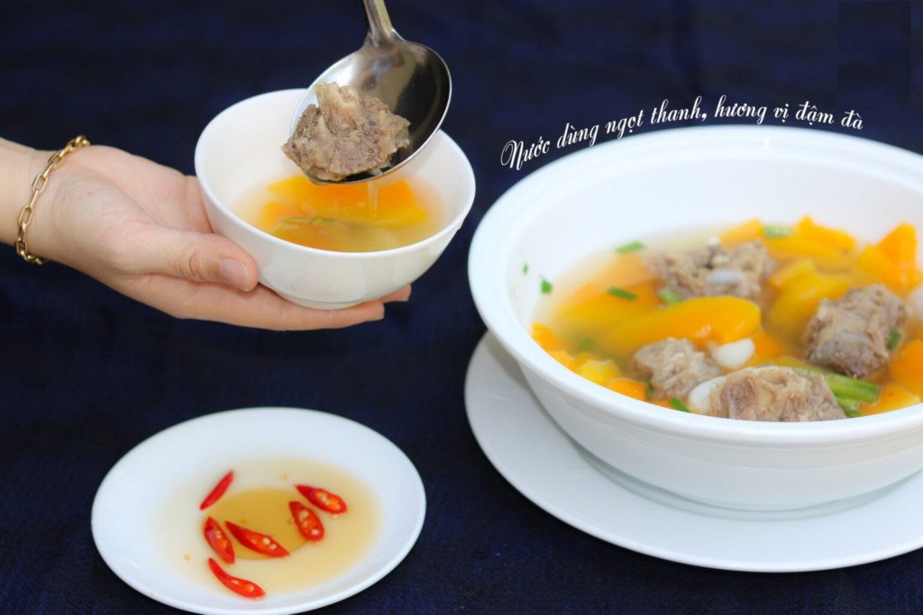 Bát canh thịt đà điểu nấu đu đủ thanh mát với rau thơm