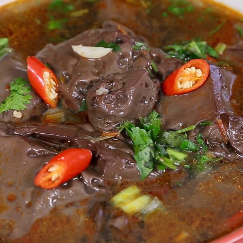 Bát canh tiết lợn nấu cay nóng hổi, hấp dẫn