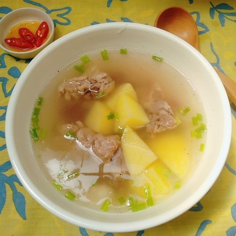 Bát canh xương khoai tây đậu đỏ đầy đủ dinh dưỡng