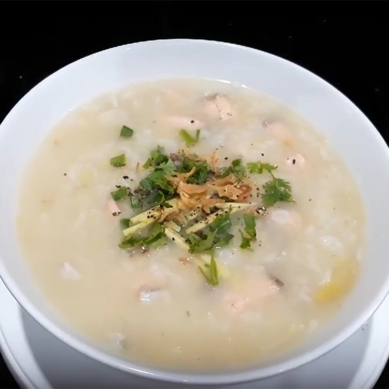 Bát cháo cá hồi đậu xanh hoàn chỉnh, nóng hổi