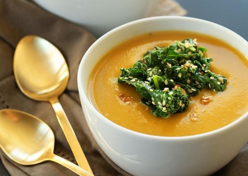 Bát cháo cá và khoai lang cho bé 6 tháng, trình bày đẹp mắt và giàu dưỡng chất, minh họa bữa ăn dặm lành mạnh.