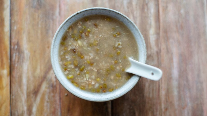 Bát cháo đậu xanh xanh mát, sánh mịn, tô điểm bởi hành lá, là một lựa chọn tuyệt vời trong các cách nấu cháo giải cảm.