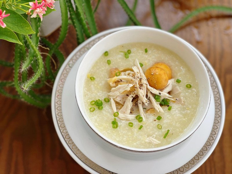 Bát cháo gà thơm ngon với thịt gà xé nhỏ, hành lá và tiêu xay, là một món cháo dinh dưỡng giúp giải cảm và tăng cường sức đề kháng.