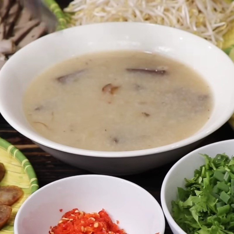 Bát cháo gạo rang thành phẩm với thịt băm