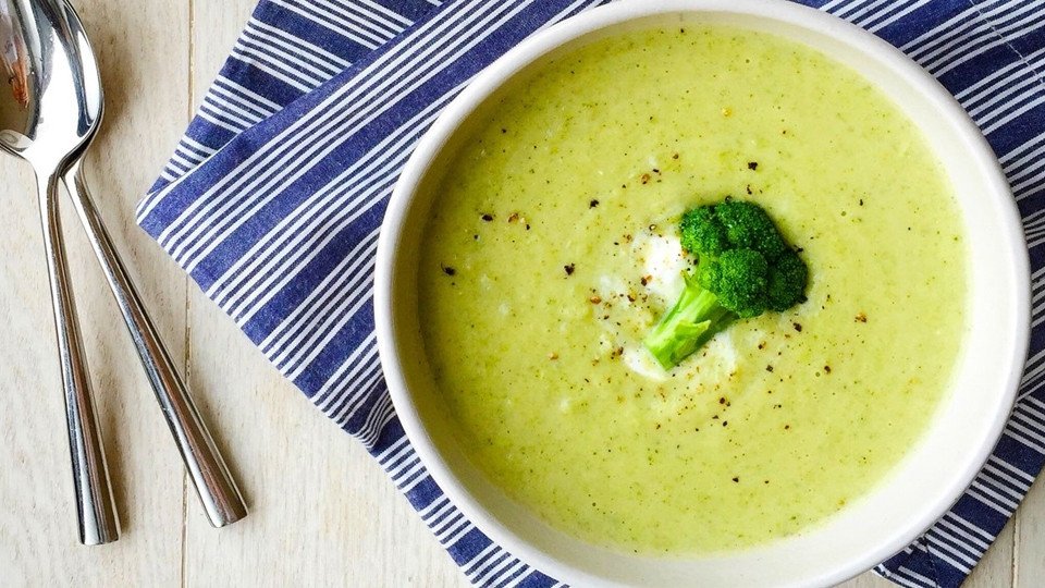 Bát cháo rây súp lơ xanh và khoai tây, một sự kết hợp dinh dưỡng cho thực đơn ăn dặm