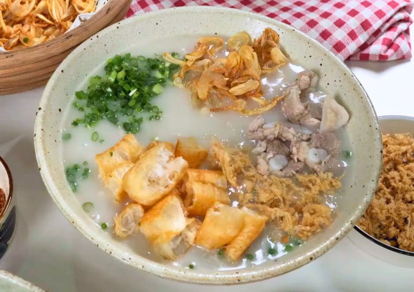 Bát cháo sườn bột nóng hổi với thịt sườn, hành lá và tiêu xay
