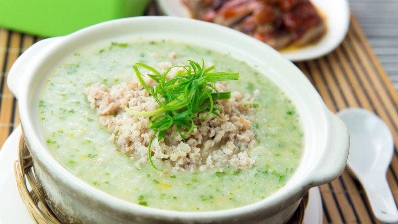 Bát cháo thịt băm gừng ấm bụng, với hành lá và gừng thái sợi, là một trong những cách nấu cháo giải cảm truyền thống và hiệu nghiệm.