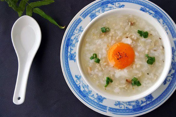 Bát cháo thịt bằm trứng gà nóng hổi, cung cấp thêm protein