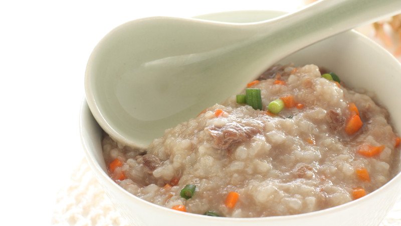 Bát cháo thịt bò cà rốt đầy màu sắc, giàu vitamin và khoáng chất, là món ăn giúp tăng cường sức đề kháng cho người đang giải cảm.