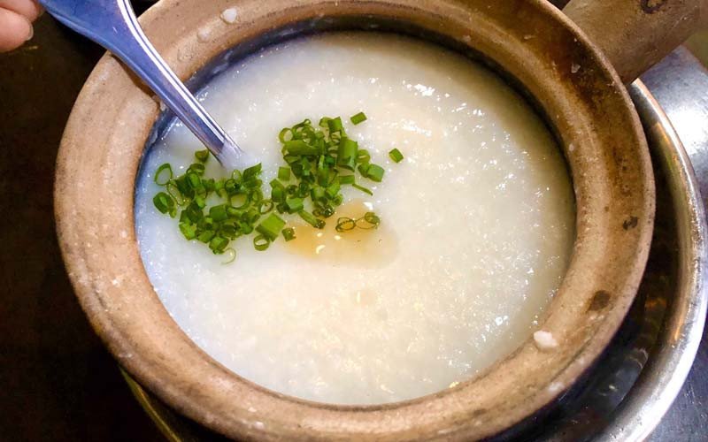 Bát cháo trắng lá dứa đơn giản nhưng thanh đạm, ít calo.