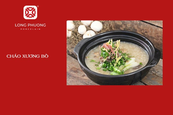 Bát cháo xương bò trắng mịn, rắc hành và tiêu, đang bốc khói