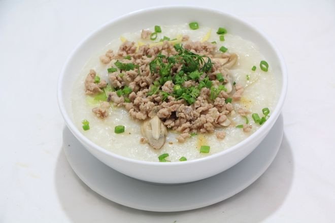 Bát cháo yến sào thịt băm nóng hổi, dễ tiêu hóa, công thức nấu cháo yến cho người ốm