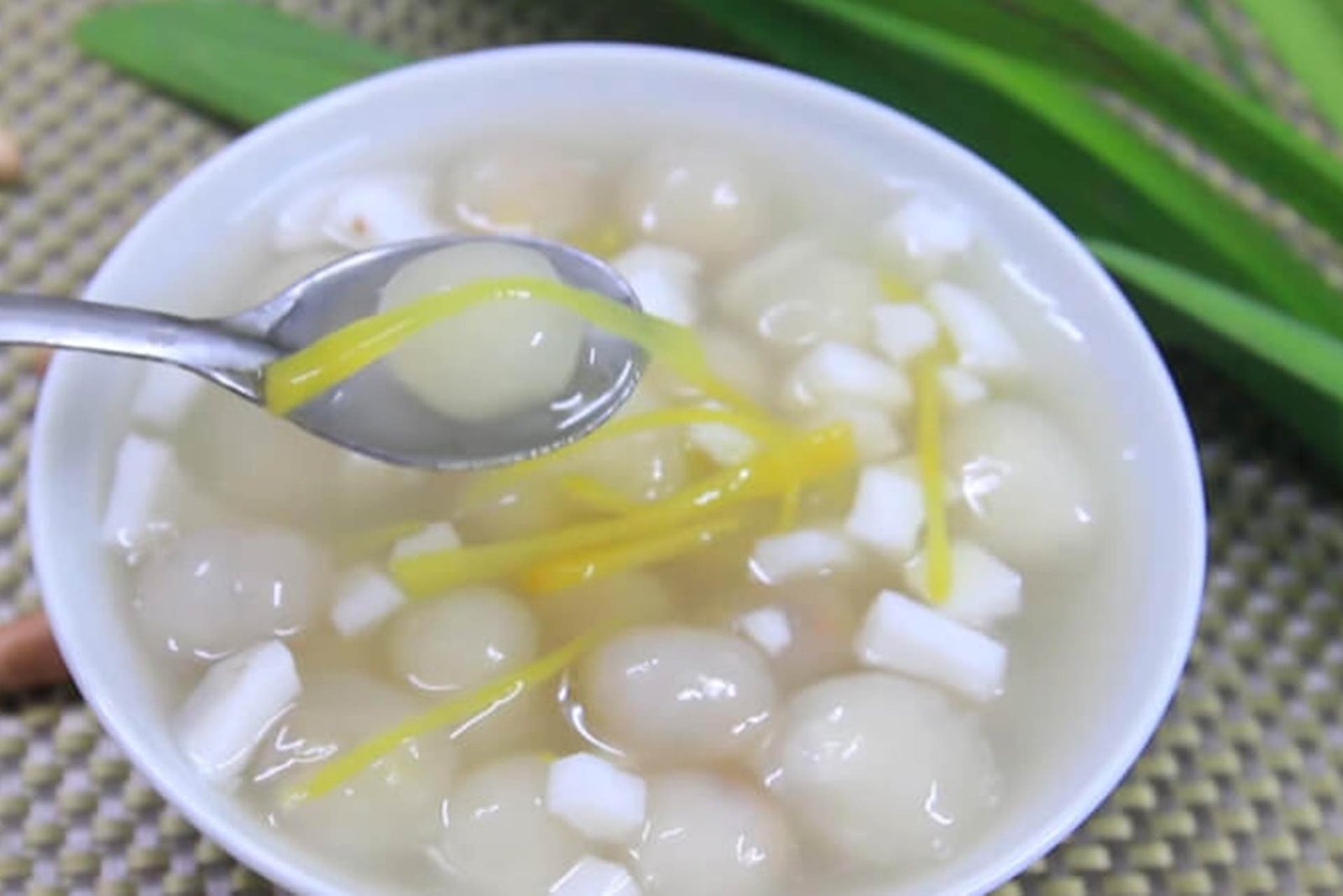 Bát chè bột lọc nhân dừa thơm ngon chuẩn vị