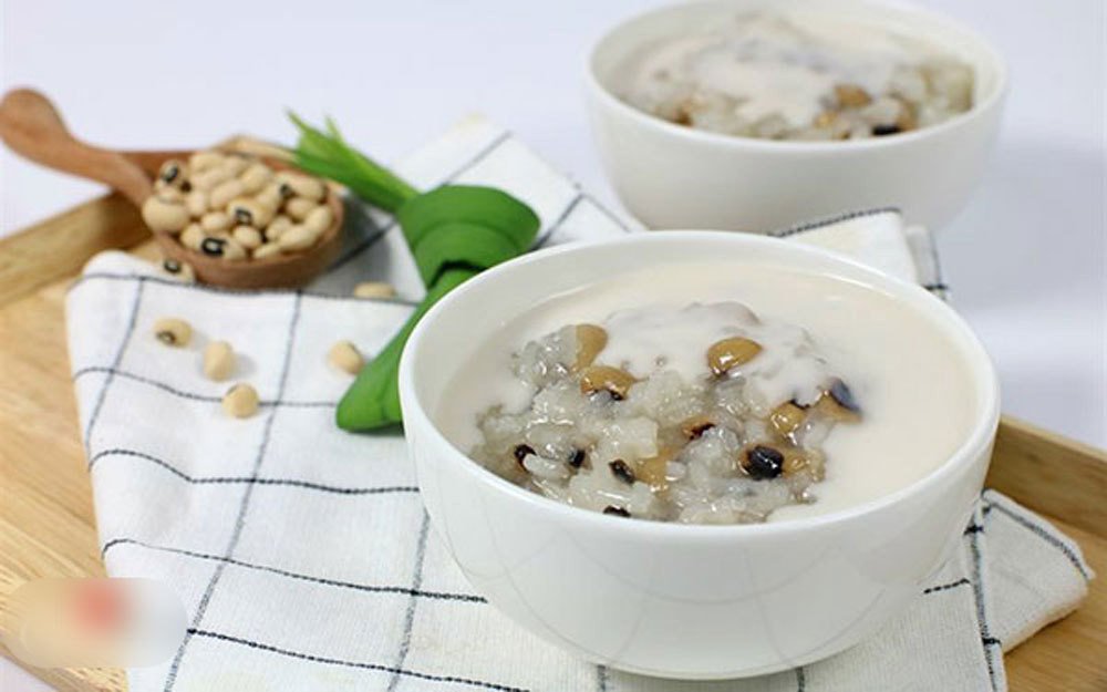 Bát chè đậu trắng truyền thống hoàn chỉnh với đậu bùi, nếp dẻo và nước cốt dừa béo ngậy.