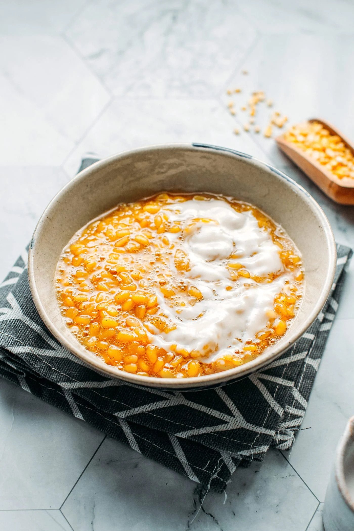 Bát chè đỗ xanh bột năng hoàn chỉnh với nước cốt dừa và dừa tươi