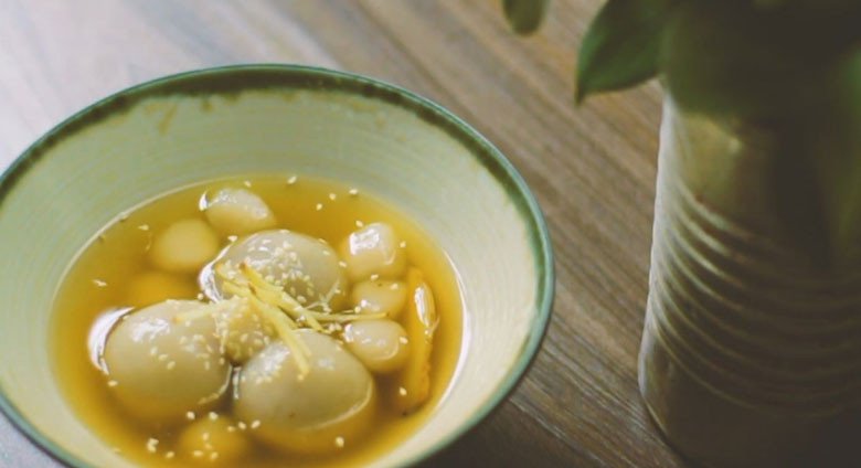 Bát chè trôi nước truyền thống thơm ngon đã hoàn thành