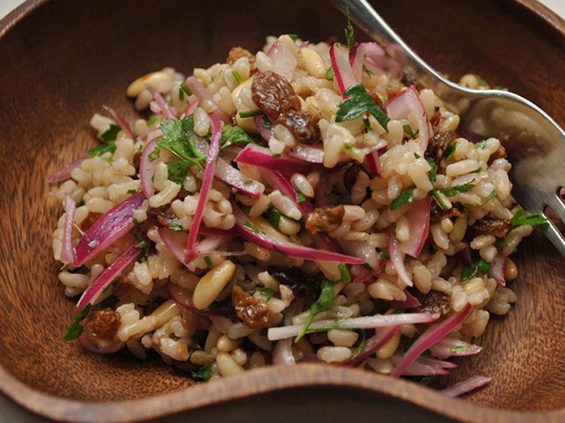 Bát cơm gạo lứt đỏ đã nấu chín, tơi xốp, sẵn sàng để thưởng thức