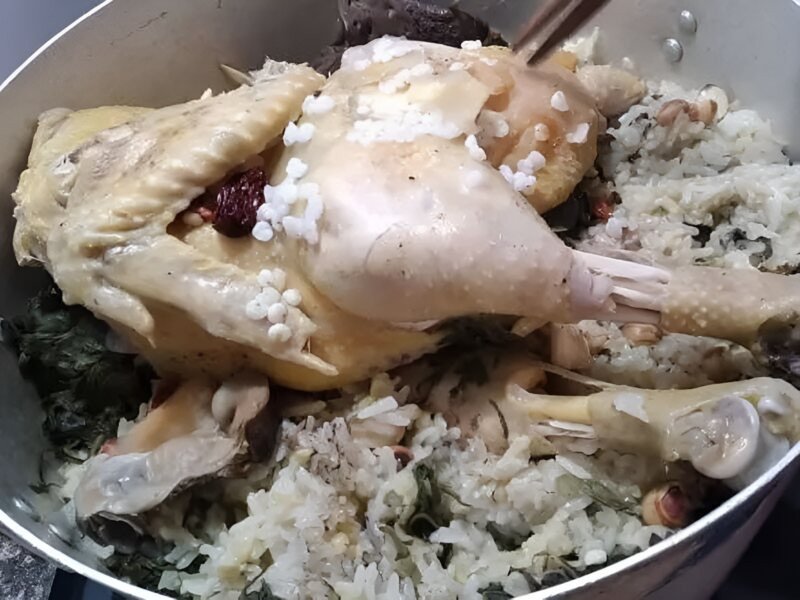 Bát gà hầm ngải cứu gạo nếp ấm nóng, là lựa chọn tuyệt vời cho những ai không thích thuốc bắc.