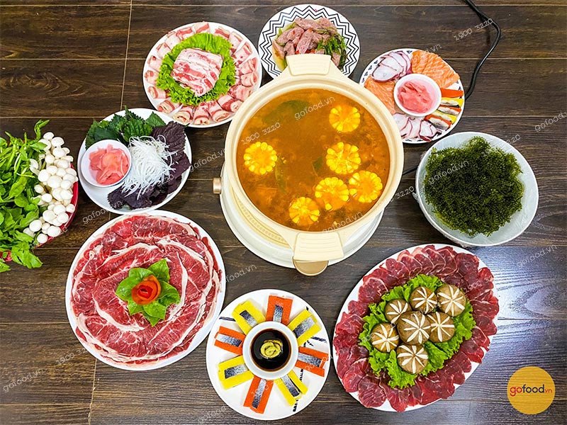 Bát lẩu chua cay thập cẩm thơm lừng, được chế biến nhanh chóng từ gói gia vị lẩu pha sẵn, tiện lợi cho mọi gia đình