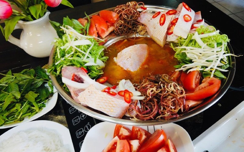 Bát lẩu thái cá diêu hồng nóng hổi sẵn sàng để thưởng thức