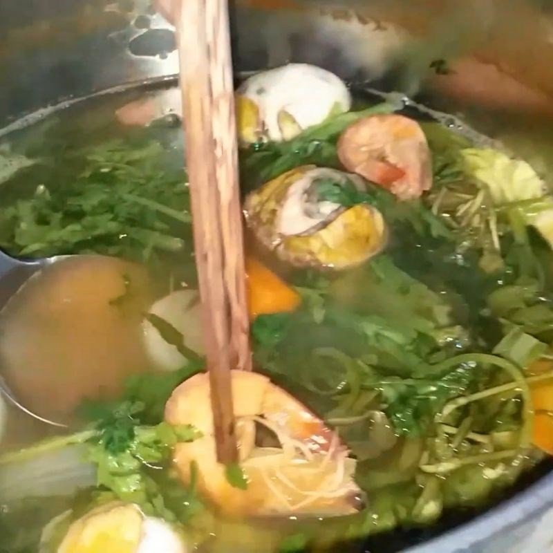 Bát lẩu Thái hột vịt lộn nóng hổi, hấp dẫn cho bữa ăn gia đình