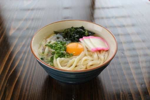 Bát mì udon nóng hổi với nước dùng dashi hấp dẫn và các loại topping