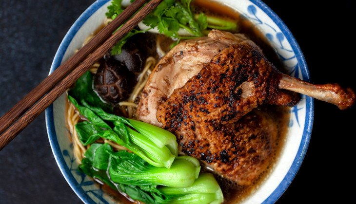 Bát mì vịt tiềm miền Nam nóng hổi, thơm lừng và hấp dẫn sau khi hoàn thành