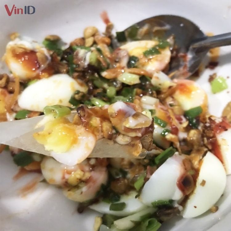 Bát nước chấm bánh tráng sốt trứng cút bùi béo, thơm ngon