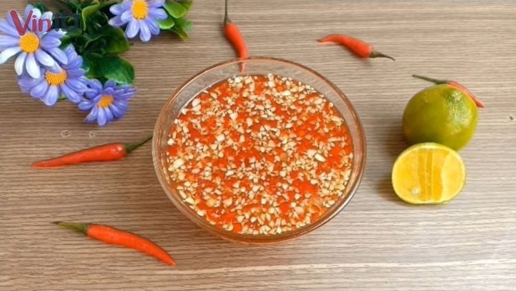 Bát nước mắm chua ngọt truyền thống với tỏi ớt băm, đậm đà hương vị